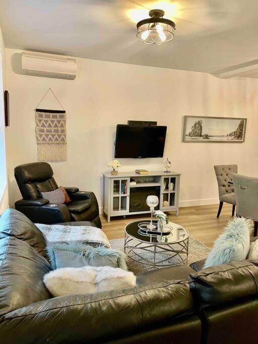 Adorable 1 Bedroom Suite- A Skip To Galloping Goose Victoria Ngoại thất bức ảnh
