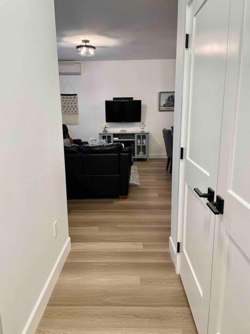 Adorable 1 Bedroom Suite- A Skip To Galloping Goose Victoria Ngoại thất bức ảnh
