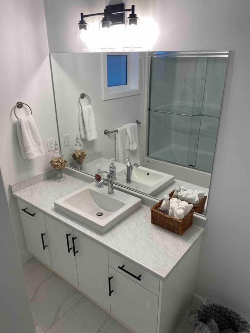 Adorable 1 Bedroom Suite- A Skip To Galloping Goose Victoria Ngoại thất bức ảnh