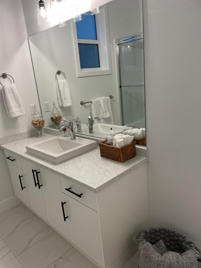 Adorable 1 Bedroom Suite- A Skip To Galloping Goose Victoria Ngoại thất bức ảnh
